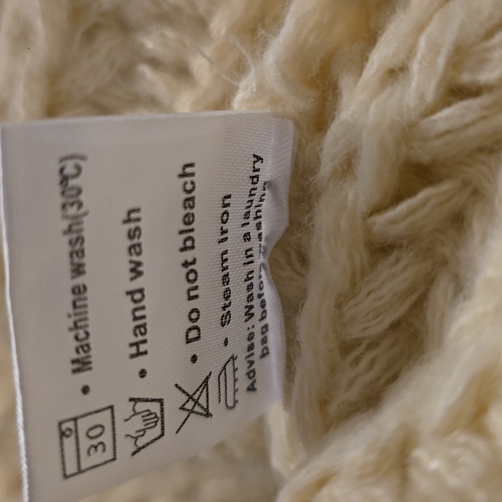UEU. Women's Cream Knit Sweater Vest. Size M. NWT. - Picture 9 of 11